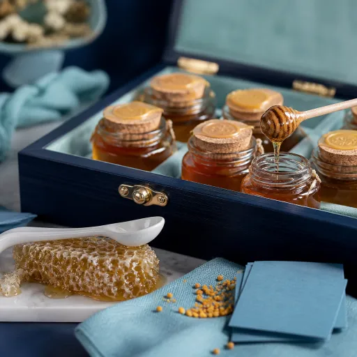 Offrir un miel en cadeau : l’art du coffret de dégustation pour apiculteurs exigeants